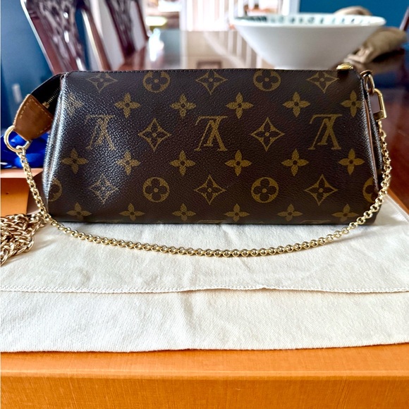 Louis Vuitton Eva 2-way Monogram Clutch/Crossbody
Comes w/ everything Almost new - Picture 4 of 16